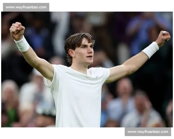 曼联 7 号传奇跨界赋能！德雷珀携红魔战袍剑指温网